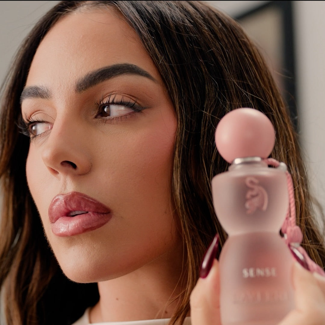 Georgina Rodríguez prezentująca perfumy Sense by Laverne – elegancki, kobiecy zapach promowany przez ikonę stylu