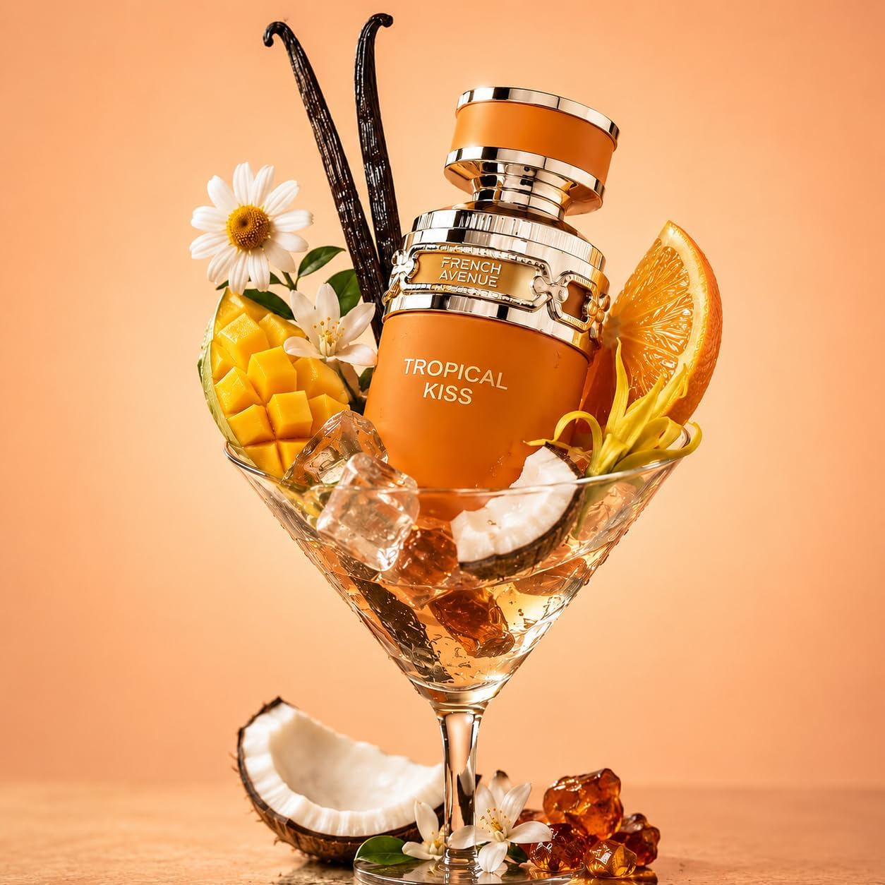 Flakon perfum French Avenue Tropical Kiss na tle mango i liści tropikalnych