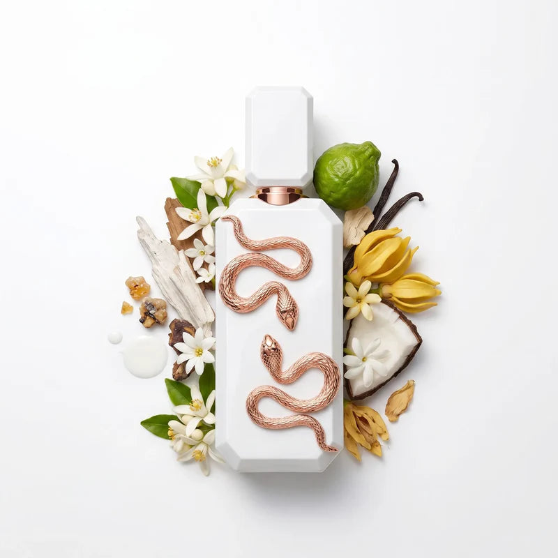 Flakon perfum French Avenue Veneno Bianco na tle białych kwiatów i kokosa